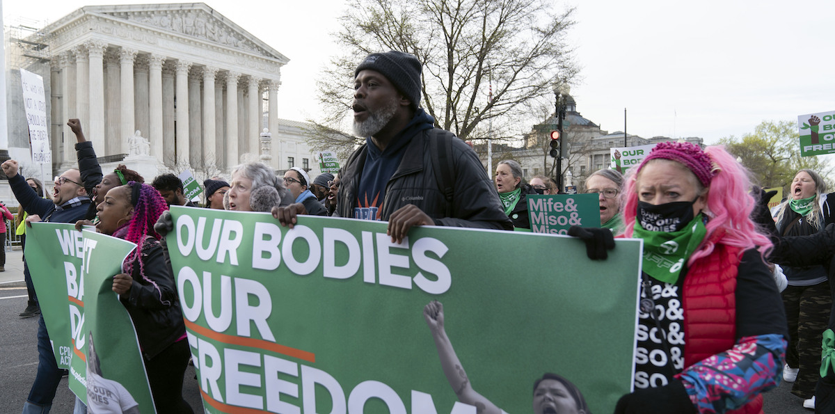 Gruppi a sostegno del diritto all'aborto davanti alla Corte Suprema, Washington, 26 marzo 2024 (AP Photo/Jose Luis Magana)