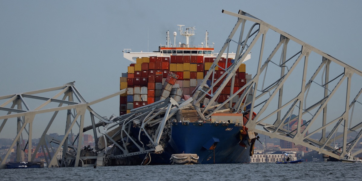 La nave che ha sbattuto contro il ponte