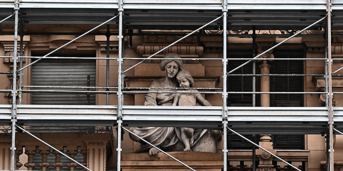 Ponteggi per la ristrutturazione della facciata di un palazzo a Genova (ANSA/LUCA ZENNARO)