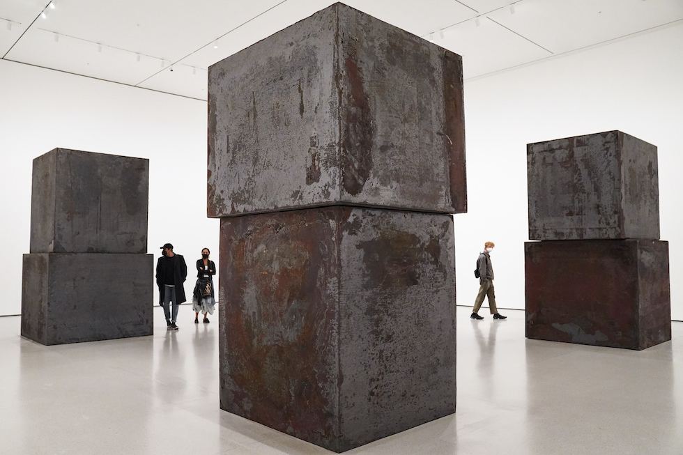 Un'opera di Richard Serra fatta di grossi cubi di metallo