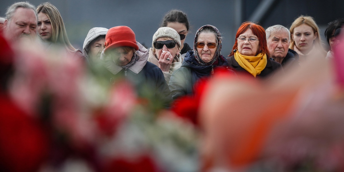 Una veglia vicino al Crocus City Hall, nella periferia 
 nordoccidentale di Mosca (EPA/YURI KOCHETKOV)