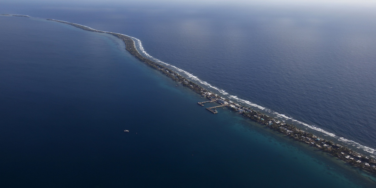 una delle isole principali di Tuvalu, una stretta e lunga lingua di terra in mezzo al mare fotografata da un aereo