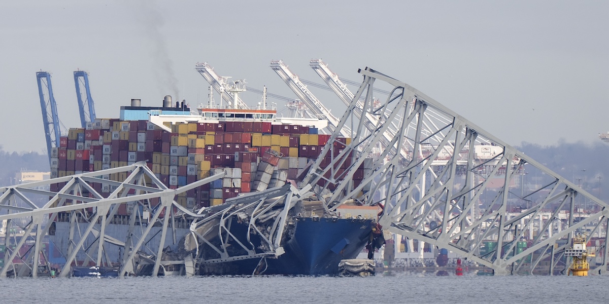 La nave portacontainer ferma addosso al ponte crollato