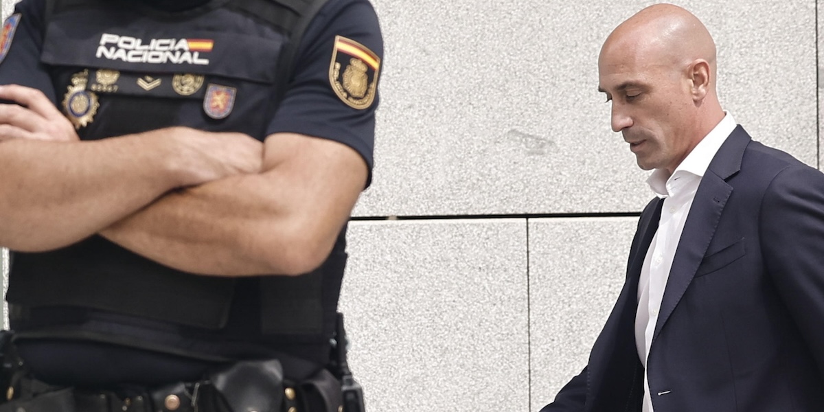 Luis Rubiales esce dal tribunale di Madrid nel settembre del 2023