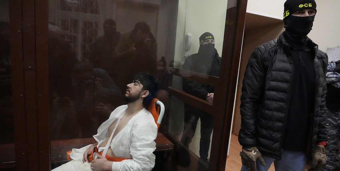 Uno dei presunti attentatori in un tribunale di Mosca (AP Photo/Alexander Zemlianichenko)