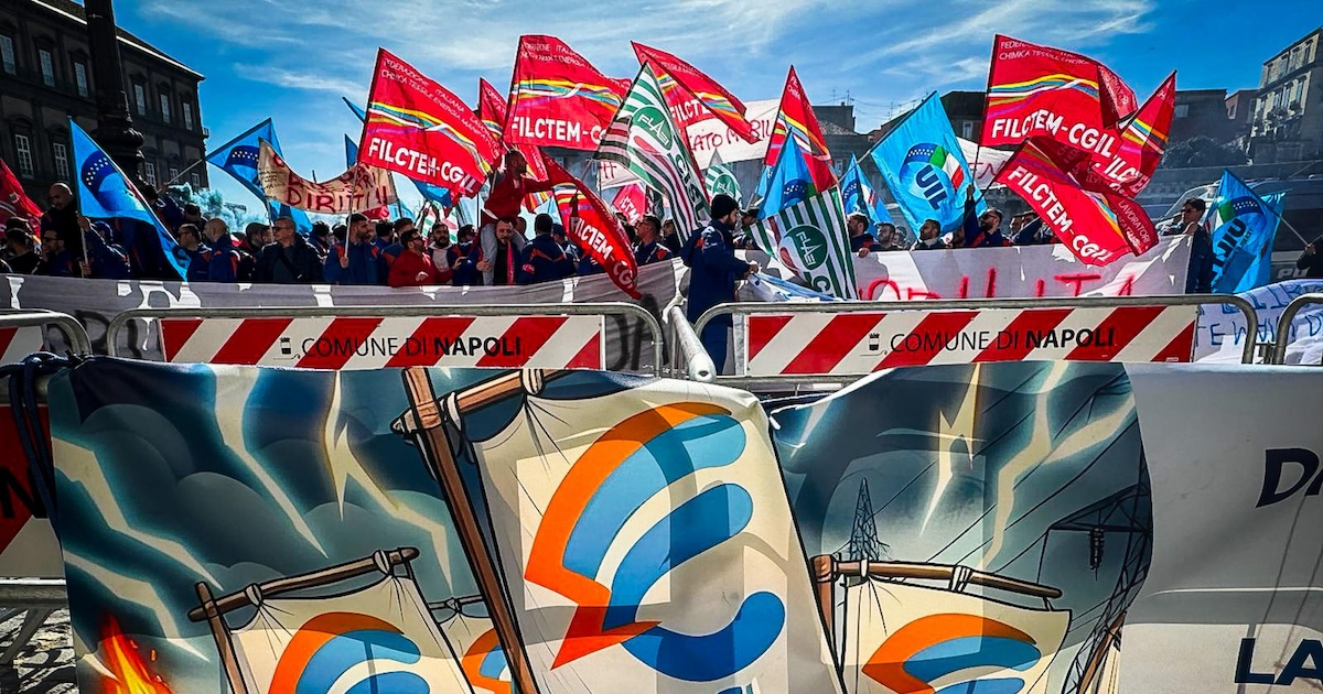 Una protesta dei lavoratori Enel in Piazza Plebiscito, Napoli, 8 Marzo (ANSA/CESARE ABBATE)