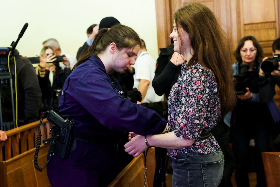 Ilaria Salis portata in aula incatenata