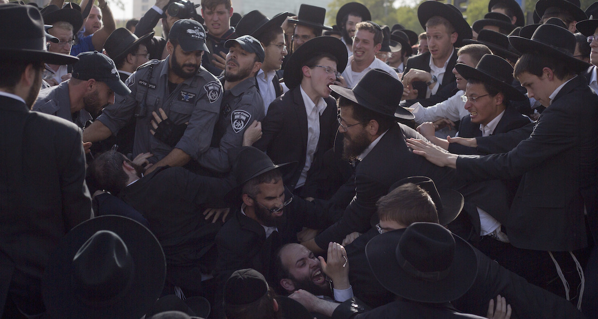 Ebrei ultraortodossi si scontrano con la polizia durante una protesta contro la coscrizione militare, nel 2017