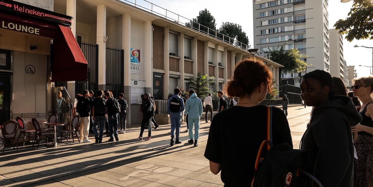 studenti fuori dalla scuola