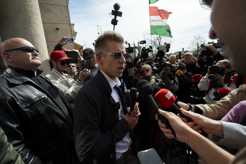 Péter Magyar parla con i giornalisti fuori dalla procura a Budapest, 26 marzo