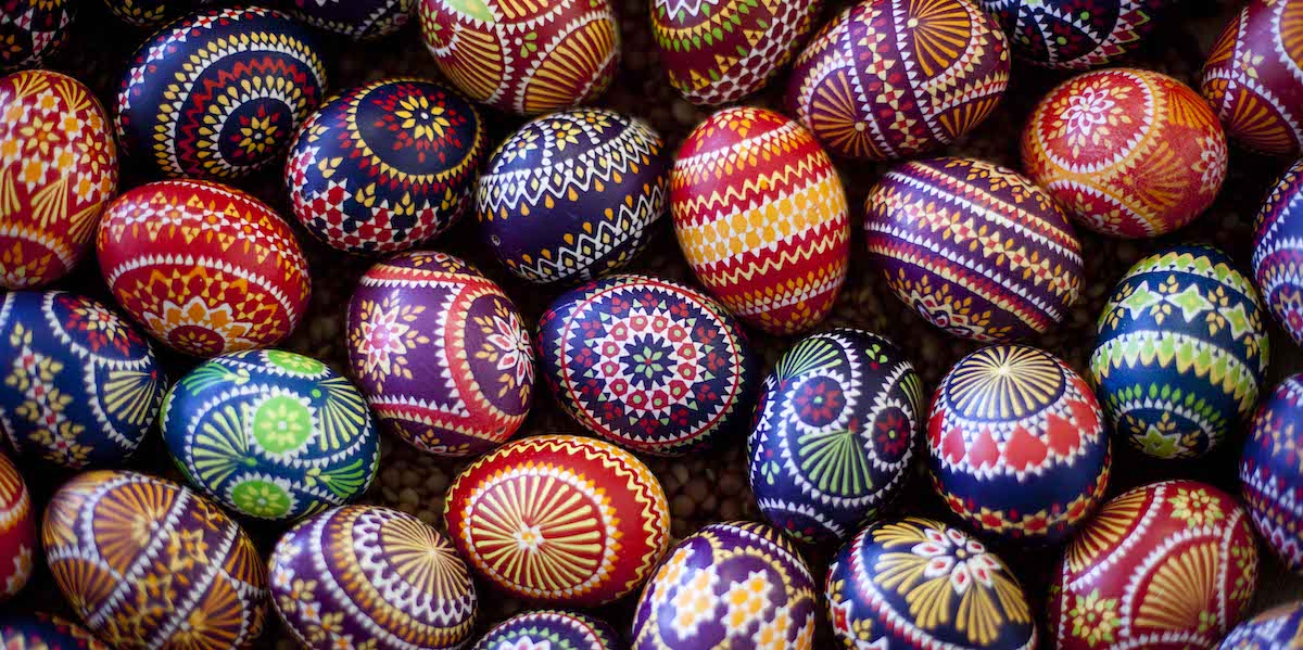 Una foto di uova decorate