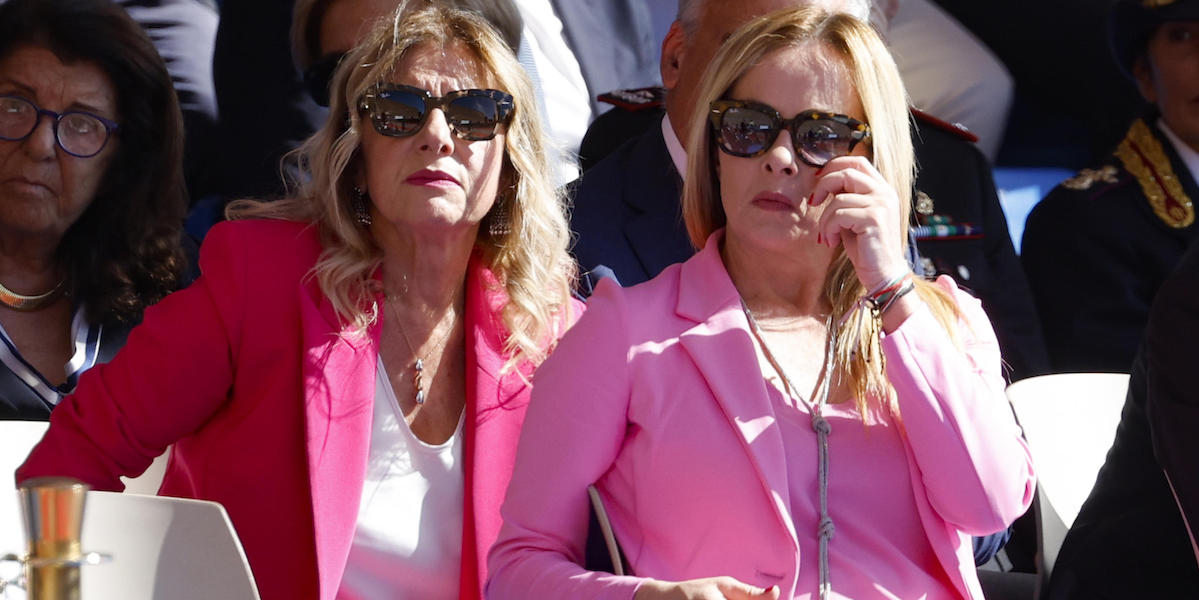 Giorgia Meloni con Patrizia Scurti alla cerimonia del giuramento degli allievi dei Vigili del Fuoco, a Roma, il 12 ottobre 2023 (FABIO FRUSTACI/ANSA)