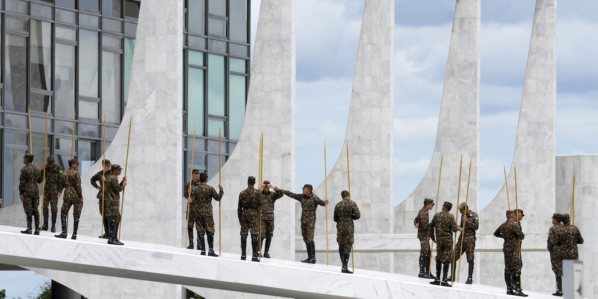 Soldati al Palazzo presidenziale Planalto (AP Photo/Eraldo Peres)