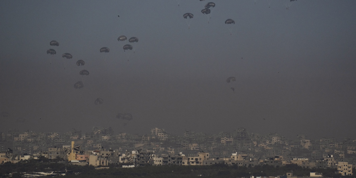 Aiuti umanitari vengono paracadutati nel nord della Striscia di Gaza (AP Photo/Leo Correa)