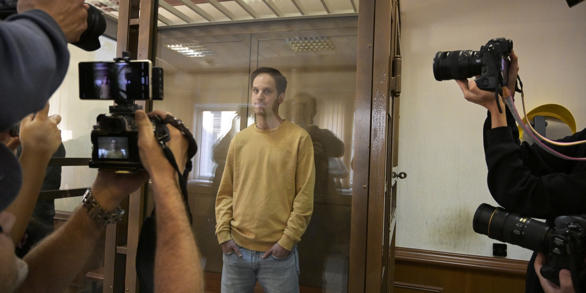 Evan Gershkovich in una gabbia di vetro in un tribunale di Mosca, il 19 settembre 2023. (AP Photo/Dmitry Serebryakov)