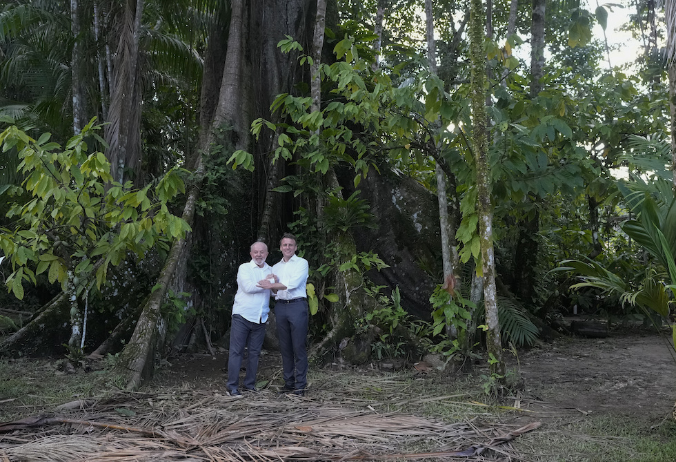 Il presidente brasiliano Luiz Inácio Lula da Silva e il presidente francese Emmanuel Macron sull'isola di Combu, in Brasile