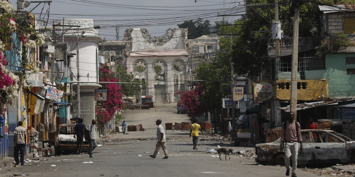 Passanti davanti alla cattedrale di Port-au-Prince, distrutta in un terremoto nel 2010 (AP Photo/Odelyn Joseph)