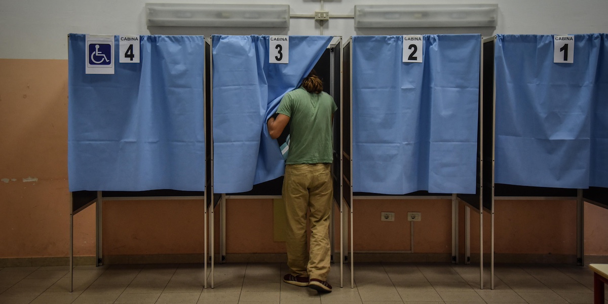 Una sezione elettorale allestita in una scuola media di Milano per il referendum costituzionale sul taglio dei parlamentari, nel 2020 (Ansa/Matteo Corner)