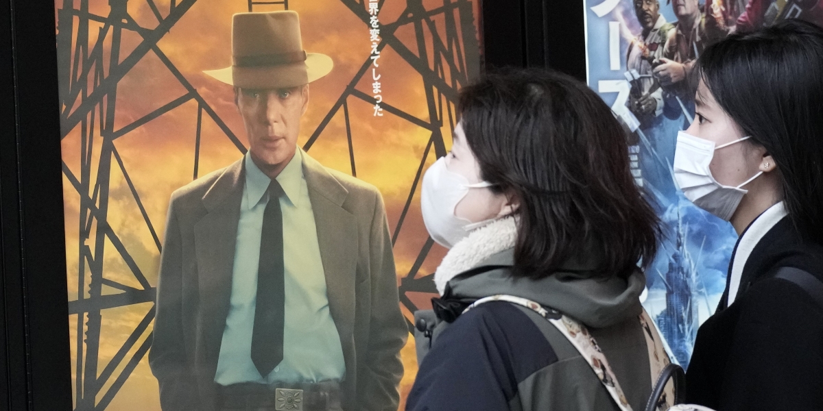 Una locandina per il film Oppenheimer in un cinema di Tokyo (AP Photo/Eugene Hoshiko)