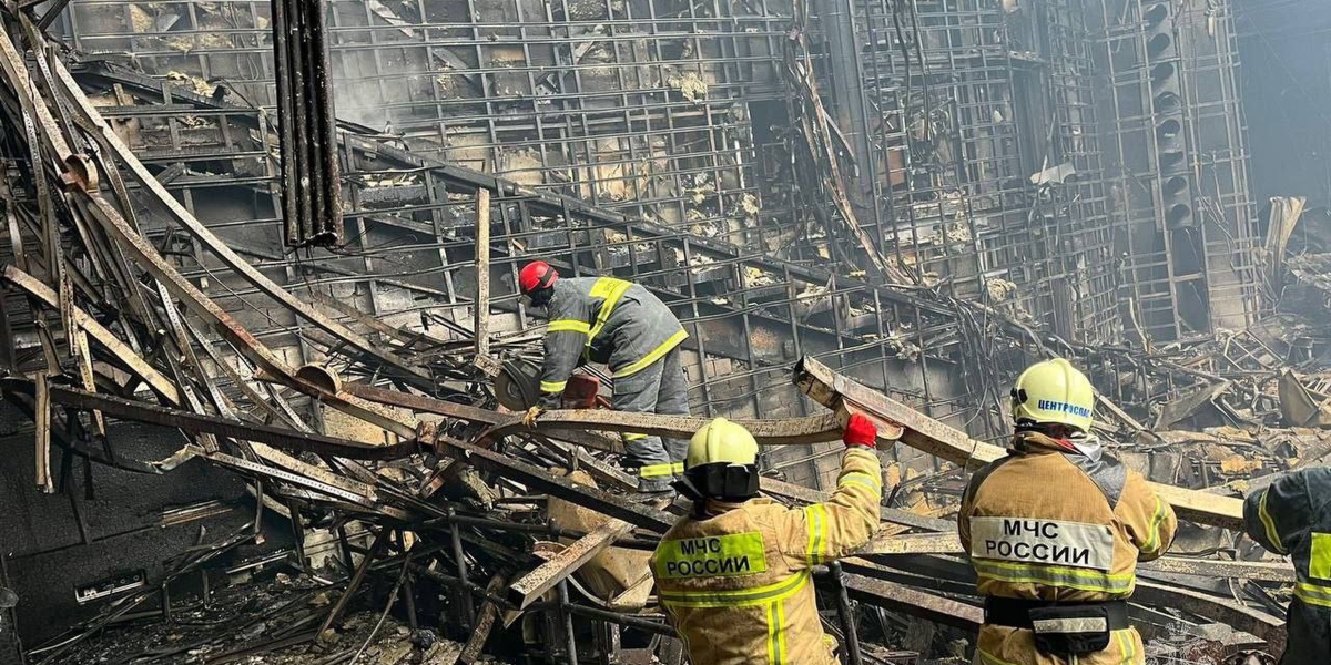 Le macerie del Crocus City Hall, incendiato durante l'attacco (Russian Emergency Ministry Press Service via AP)
