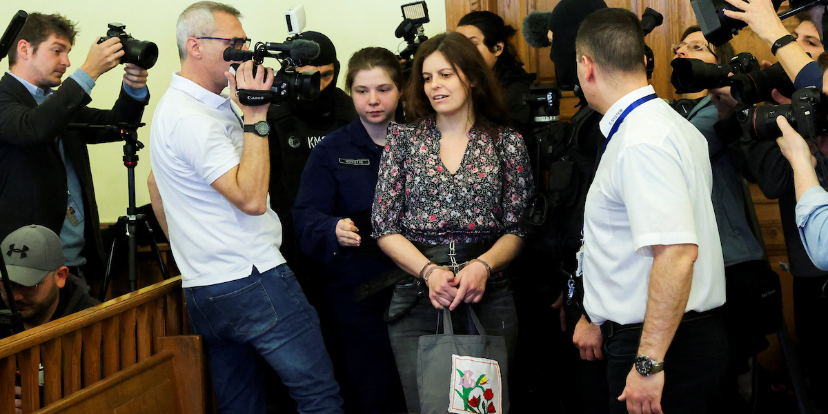 Ilaria Salis nell'aula del tribunale di Budapest, durante l'udienza del 28 marzo 2024 (Bernadett Szabo/REUTERS)

 