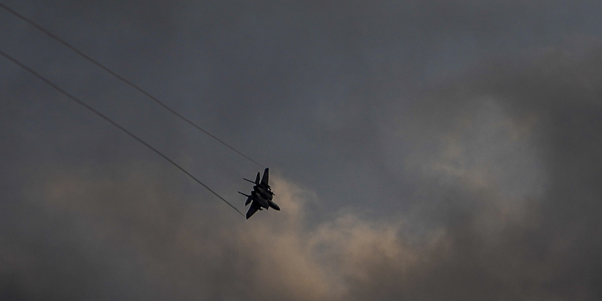 Un aereo militare israeliano sorvola il confine tra Libano e Israele (AP Photo/Ariel Schalit)