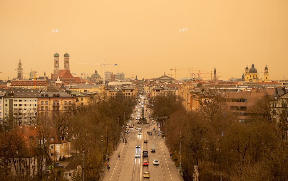 Il cielo di Monaco di Baviera reso giallo dalle polveri sahariane