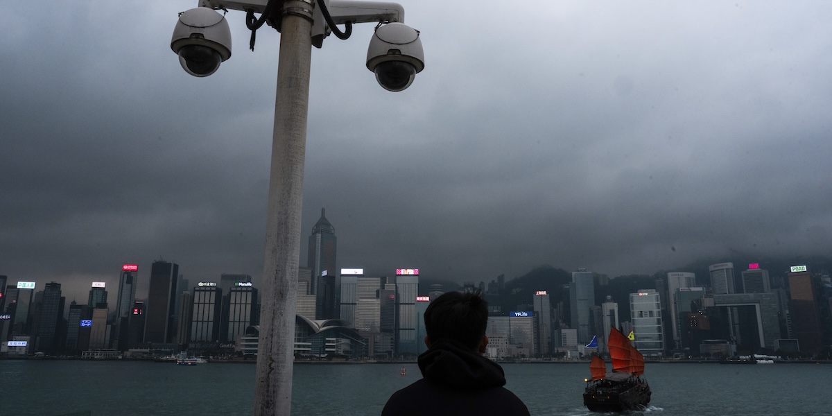 Telecamere di sorveglianza al Victoria Harbour di Hong Kong (AP Photo/Louise Delmotte, File)