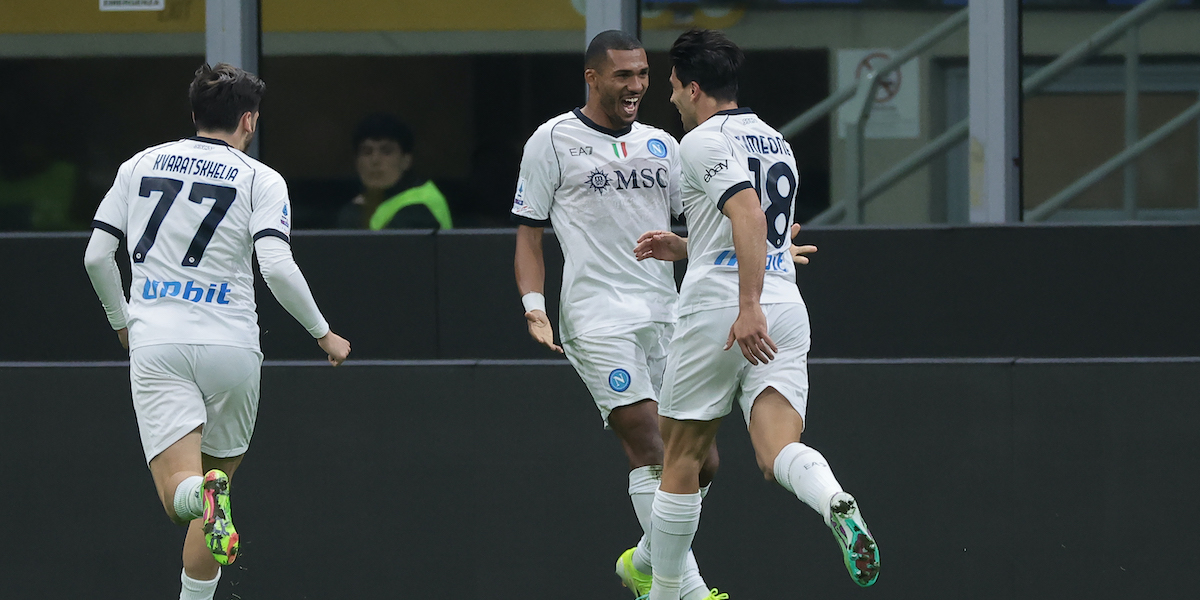 Khvicha Kvaratskhelia, Juan Jesus e Giovanni Simeone festeggiano dopo un gol del Napoli contro l'Inter (Jonathan Moscrop/CSM via ZUMA Press Wire)