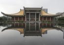 Il memoriale dedicato al rivoluzionario Sun Yat-sen, considerato il fondatore della Cina moderna, riflesso nell'acqua
