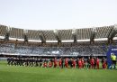 I giocatori del Napoli inginocchiati prima della partita contro l'Atalanta come gesto per sensibilizzare il pubblico al problema del razzismo negli stadi