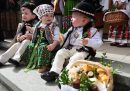 Bambini in costume tradizionale per la benedizione del cibo, una consuetudine del sabato santo in cui si fanno benedire in chiesa cestini con pane, uova, salsiccie, sale e pepe