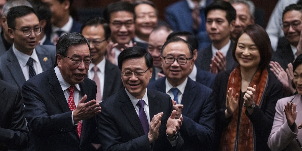 Il governatore di Hong Kong, John Lee Ka-chiu, applaude per l'approvazione dell'articolo 23 della legge sulla sicurezza a Hong Kong, 19 marzo 2024