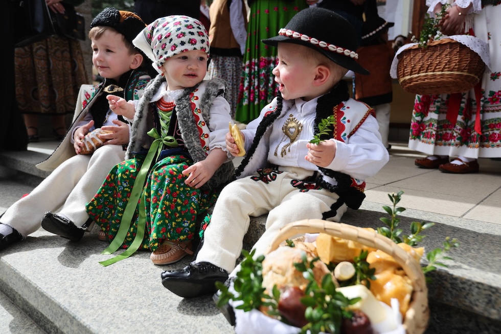 Bambini in costume tradizionale per la benedizione del cibo, una consuetudine del sabato santo in cui si fanno benedire in chiesa cestini con pane, uova, salsiccie, sale e pepe