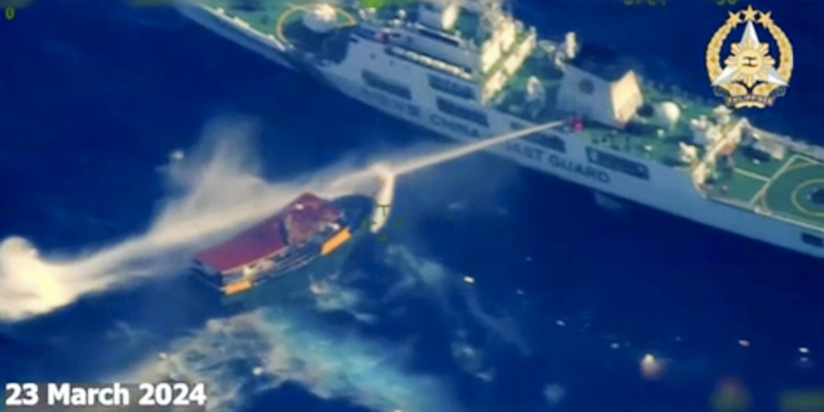 Lo screenshot di un video delle forze armate filippine che mostra l'uso del cannone ad acqua da parte di una nave della guardia costiera cinese contro una nave diretta alla Second Thomas Shoal, il 23 marzo del 2024