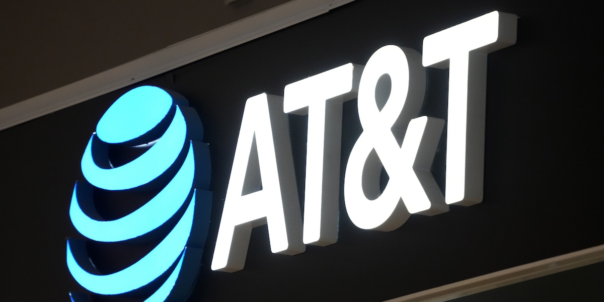 Il logo di AT&T in un negozio di Pittsburgh, negli Stati Uniti