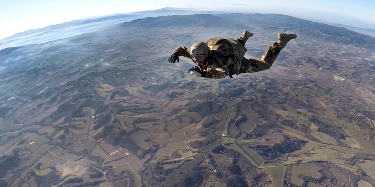 Un operatore del 185º Reggimento paracadutisti Ricognizione ed Acquisizione Obiettivi "Folgore", un reparto dell'esercito italiano, si lancia con il paracadute con la tecnica della caduta libera in Toscana, nel febbraio del 2019
