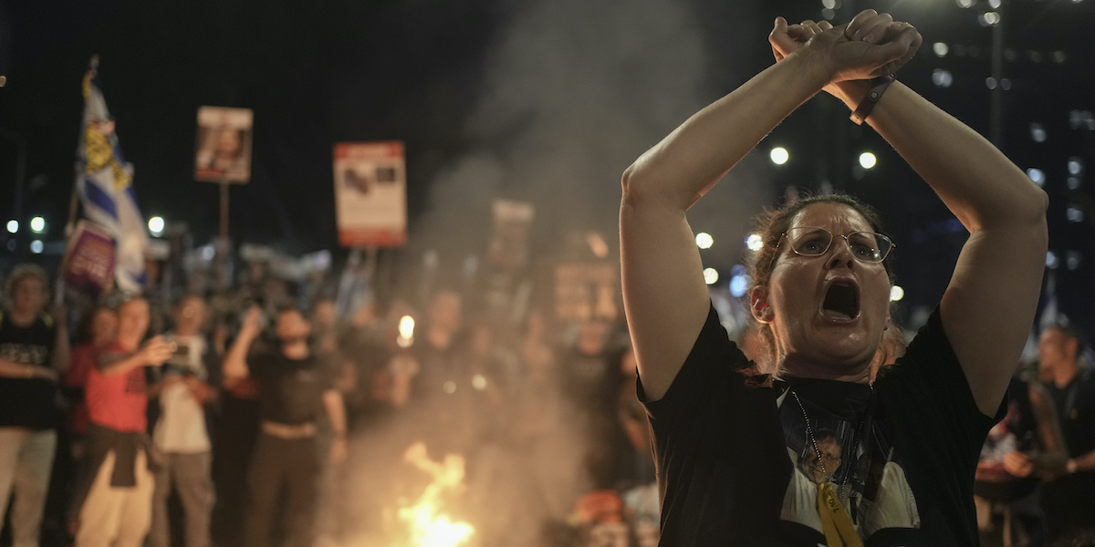 Una donna protesta a Tel Aviv, il 30 marzo 2024 (AP Photo/Maya Alleruzzo)