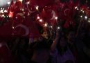 Un gruppo di sostenitori del partito popolare repubblicano turco festeggia i risultati delle elezioni