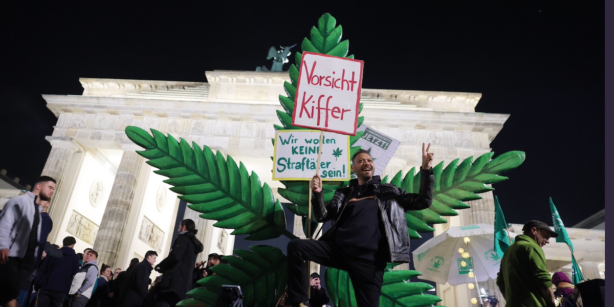 Una manifestazione organizzata a Berlino alla mezzanotte del 1° aprile (Michele Tantussi/Getty Images)