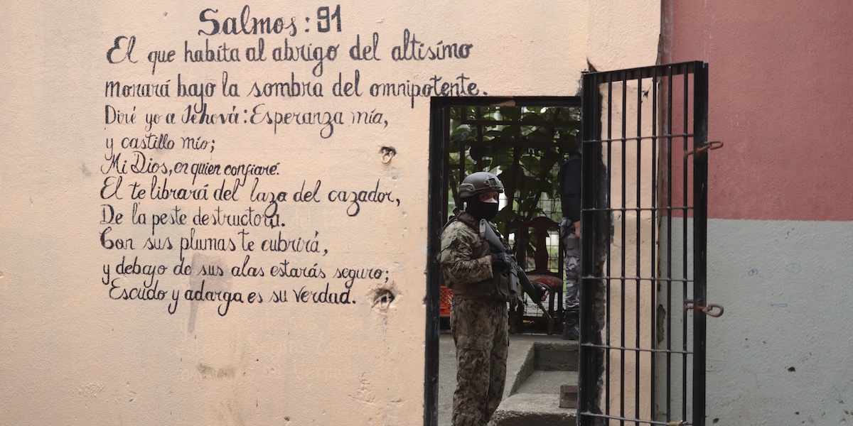 Un agente armato all'entrata di una prigione in Ecuador
