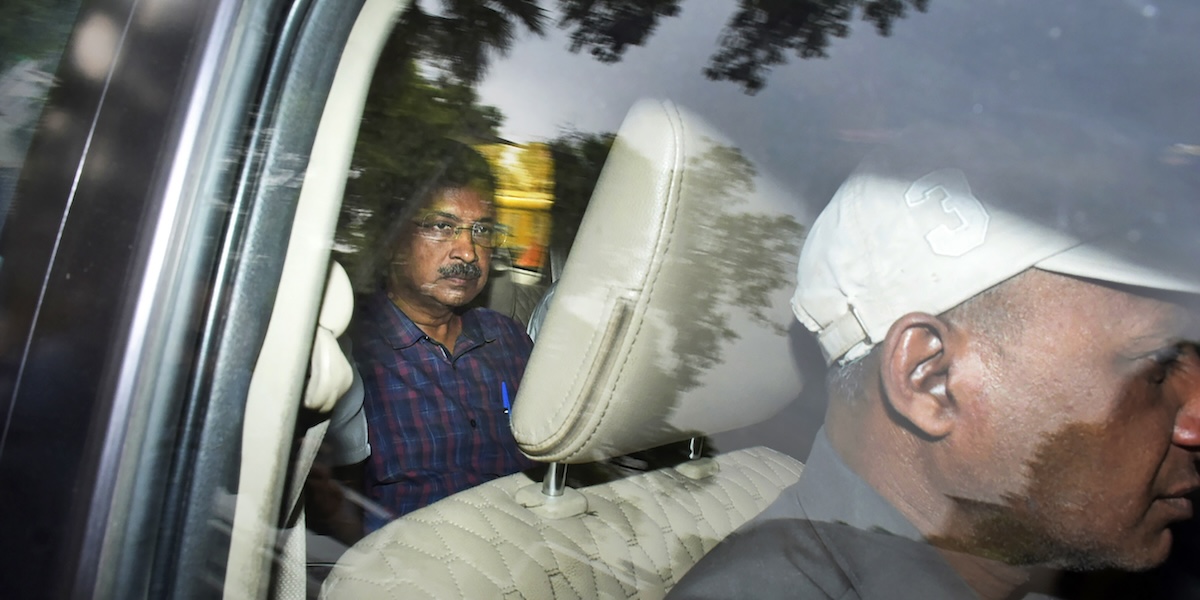 Arvind Kejriwal sul sedile posteriore di un'automobile dopo un'udienza in tribunale, lo scorso 28 marzo
