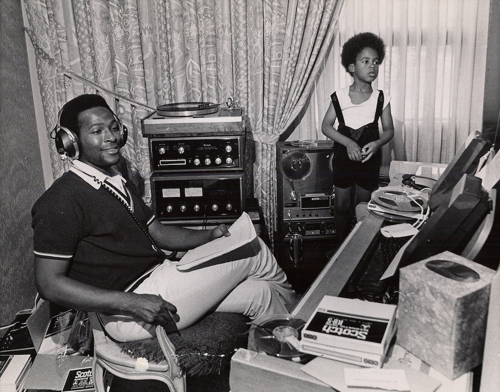 Marvin Gaye con suo figlio in una sala di registrazione 