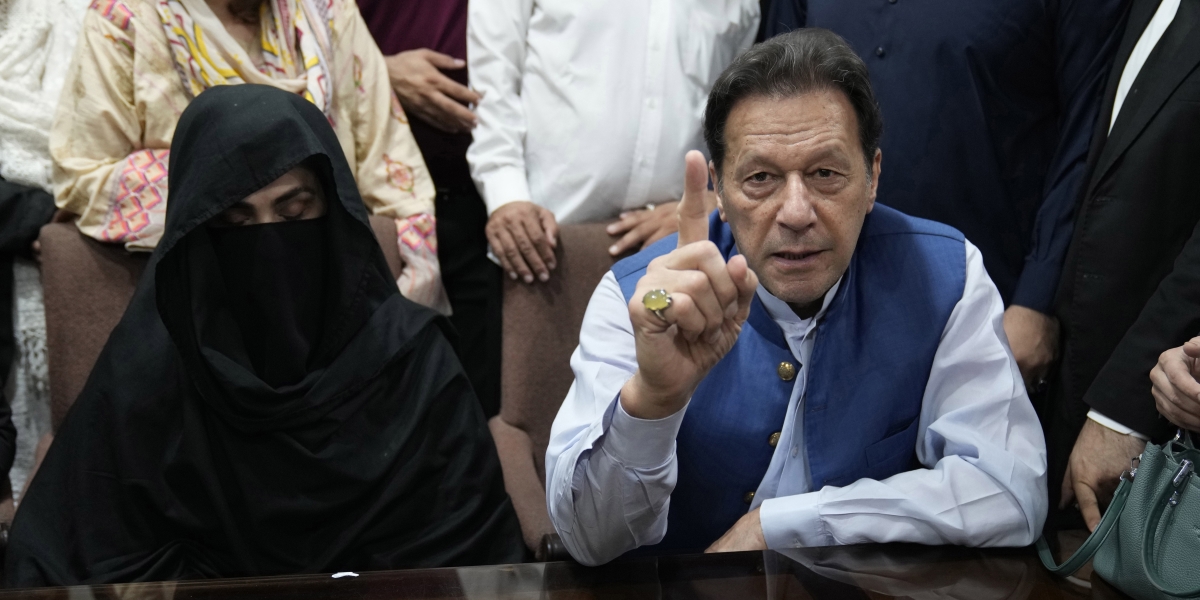 L'ex primo ministro pakistano Imran Khan e sua moglie Bushra Bibi durante un'udienza (AP Photo/K.M. Chaudary, File)