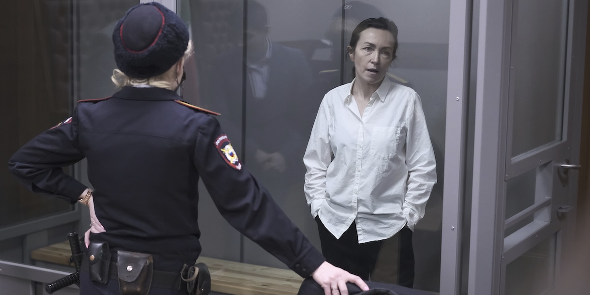 Alsu Kurmasheva in un gabbiotto con davanti una poliziotta