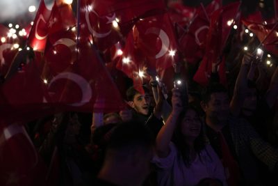 Un gruppo di sostenitori del partito popolare repubblicano turco festeggia i risultati delle elezioni
