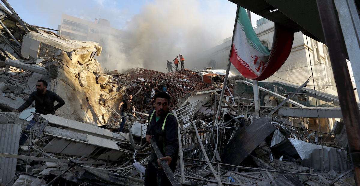 L'edificio annesso all'ambasciata iraniana di Damasco distrutto da un bombardamento