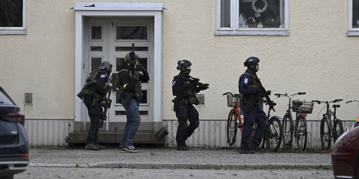 Agenti di polizia fuori dalla scuola di Vantaa (Markku Ulander/Lehtikuva via AP)
