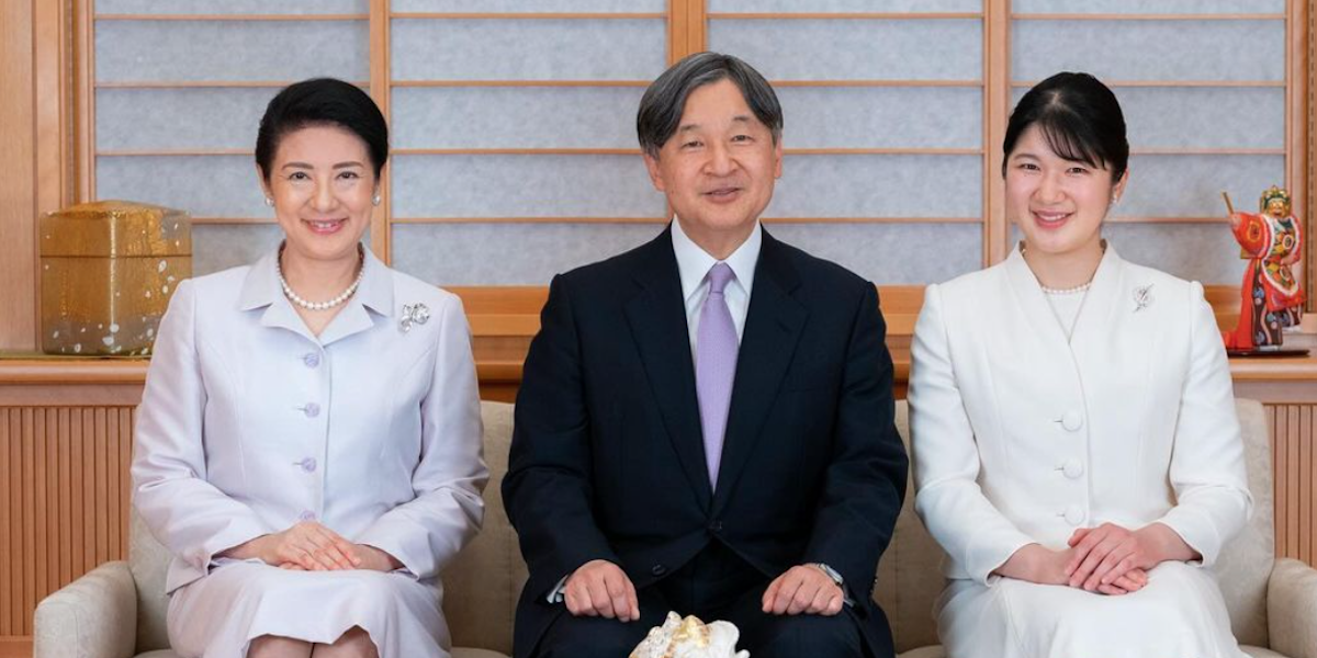 L'imperatore Naruhito, al centro, con la moglie Masako Owada, a sinistra, e loro figlia, la principessa Mako, a destra, in un post su Instagram (Kunaicho_jp/Instagram)