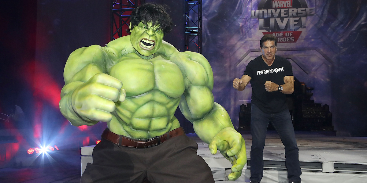 L'incredibile Hulk e l'attore Lou Ferrigno, che lo ha interpretato, al Marvel Universe Live! Staples Center, Los Angeles, California, 8 luglio 2017 (Ari Perilstein/Getty Images for Feld Entertainment)